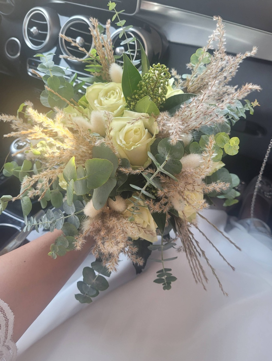 Hochzeitsfloristik mit Brautstrauß und Tischschmuck